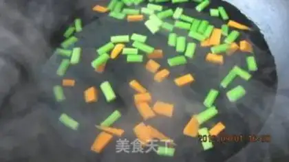 Make Five fragrances of peanut rice step 1