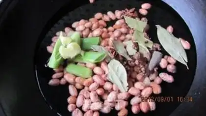 Make Five fragrances of peanut rice step 3