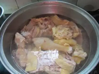 Make Chicken soup with red dates step 3