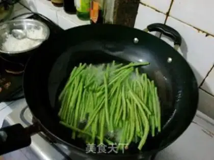 Make Garlic mashed beans step 1