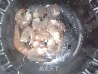 Make Garlic seafood soup step 0