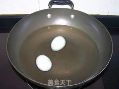 Make Green peppers and eggs step 1