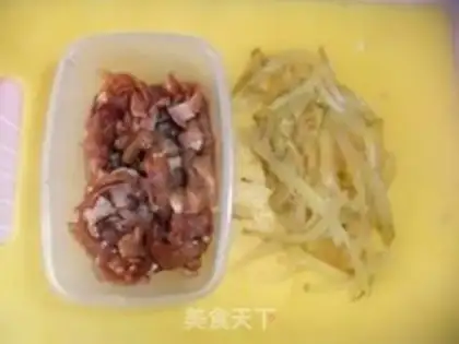 Make Squeeze meat noodles step 1