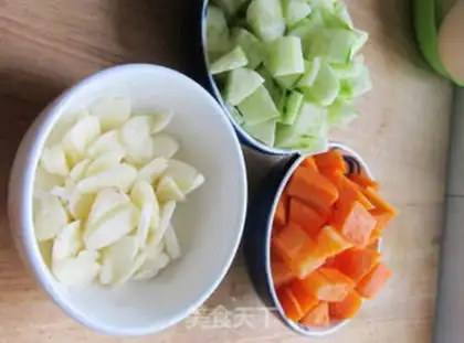 Make Garlic gold and yellow step 1