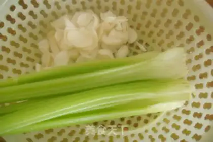 Make Celery makes lilies step 0