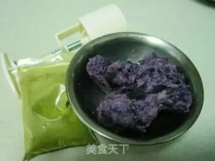 Make Three-coloured mooncakes step 1
