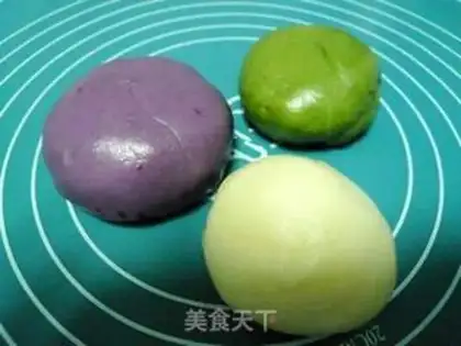 Make Three-coloured mooncakes step 4