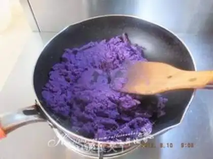 Make Five ice cream mooncakes step 1