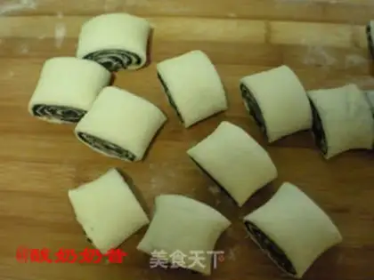 Make Black sesame smelt rolls step 7