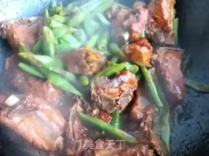 Make Four seasons of bean roasted ribs step 11