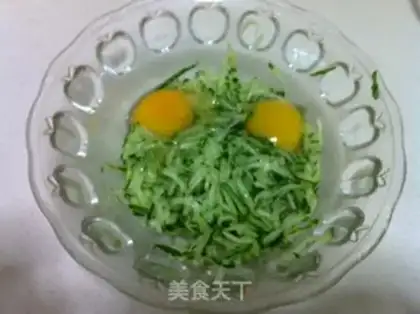 Make cucumber eggcake step 1