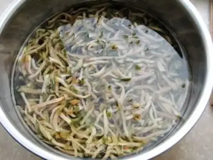 Make radish and fried eggs step 0