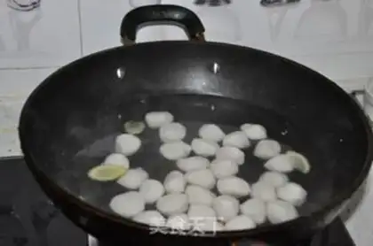 Make Spinach fishball soup step 2