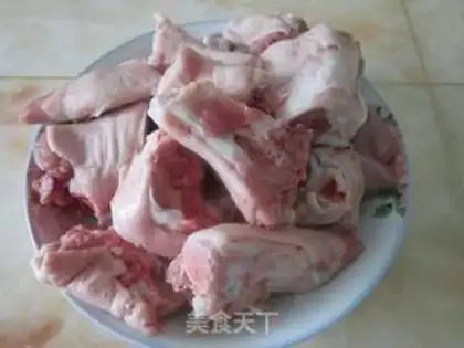 Make Soybean peanut stew pig hoof step 1