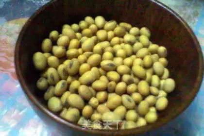 Make Soybeans, silver-eared pig soup step 0