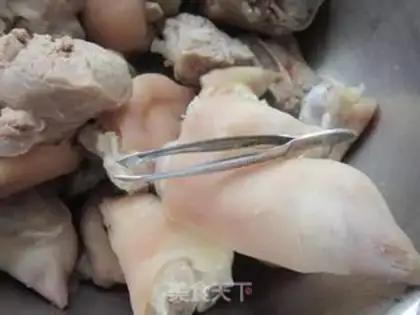 Make Soybean peanut stew pig hoof step 4