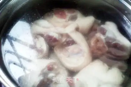 Make Soybeans, silver-eared pig soup step 2