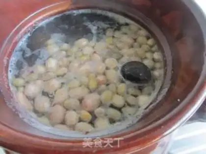 Make Soybean peanut stew pig hoof step 8