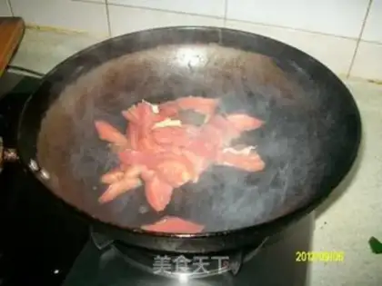 Make Tomato eggs, hot noodles step 2