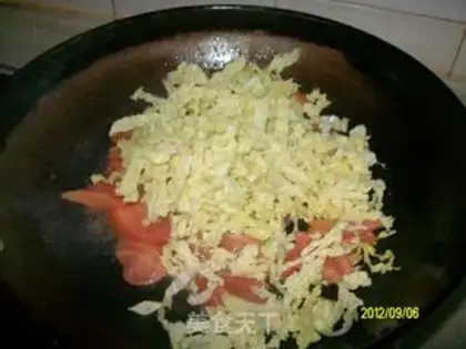 Make Tomato eggs, hot noodles step 3