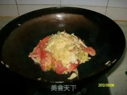 Make Tomato eggs, hot noodles step 4