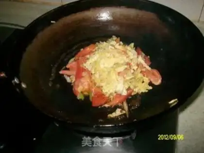 Make Tomato eggs, hot noodles step 5
