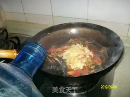 Make Tomato eggs, hot noodles step 6