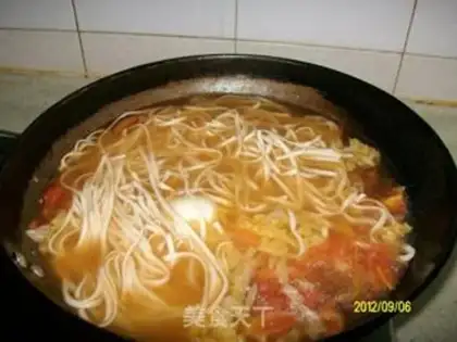 Make Tomato eggs, hot noodles step 9