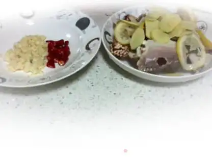 Make Spicy sauce, crabcrackers step 1