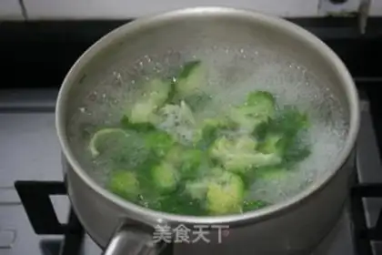 Make Tomato chicken and a warm salad step 4