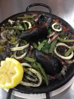 Make Spanish seafood step 21