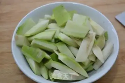 Make radish pickles step 1