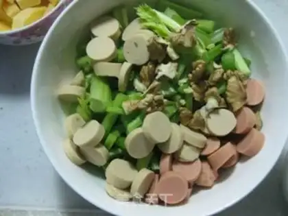 Make walnut celery pole step 1