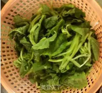 Make Take the pumpkin leaves step 0
