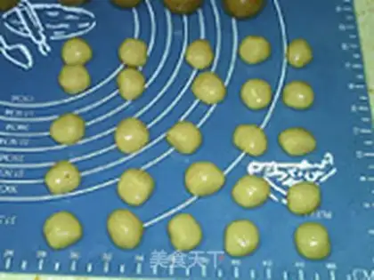 Make Bean moon cake step 9