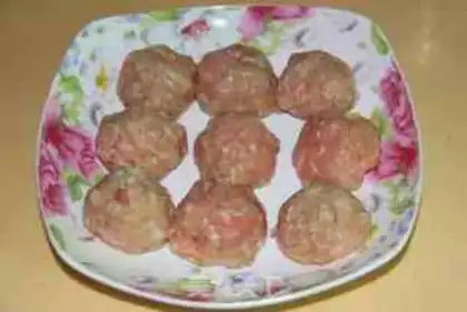 Make Spoon meatball soup step 1