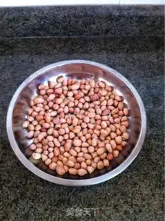 Make Five fragrances of peanut rice step 1