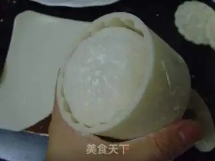 Make A melon ice-cream moon cake step 10