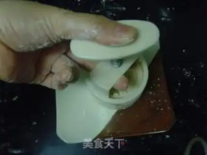 Make A melon ice-cream moon cake step 11