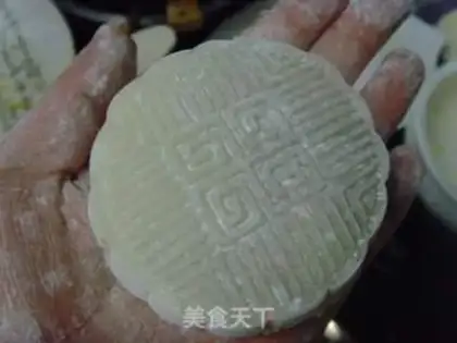 Make A melon ice-cream moon cake step 12