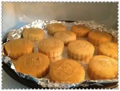 Make A wide moon cake step 4
