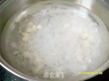 Make Silver ear fruit soup step 1