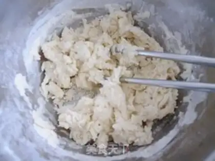 Make Old-fashioned ice cream sesame mooncake step 1