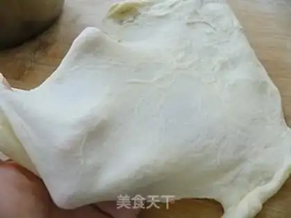 Make Old-fashioned ice cream sesame mooncake step 2