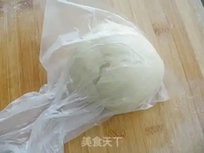 Make Old-fashioned ice cream sesame mooncake step 3
