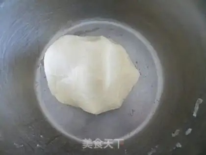 Make Old-fashioned ice cream sesame mooncake step 5