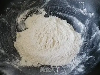 Make Old-fashioned ice cream sesame mooncake step 8