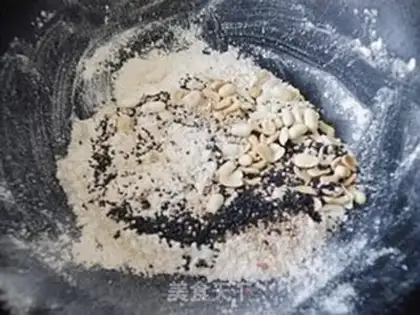 Make Old-fashioned ice cream sesame mooncake step 9