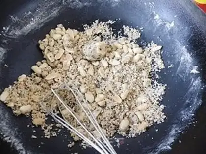 Make Old-fashioned ice cream sesame mooncake step 10