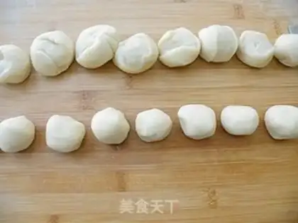 Make Old-fashioned ice cream sesame mooncake step 13